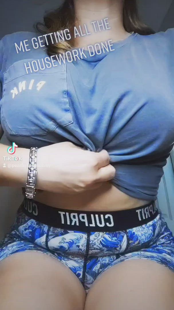 Aubrey Delaney <strong>@peachykeenaubrey</strong> in bubble butt yoga pants long hair big tits brunette jiggling dancing busty curvy legs milf ass porn video