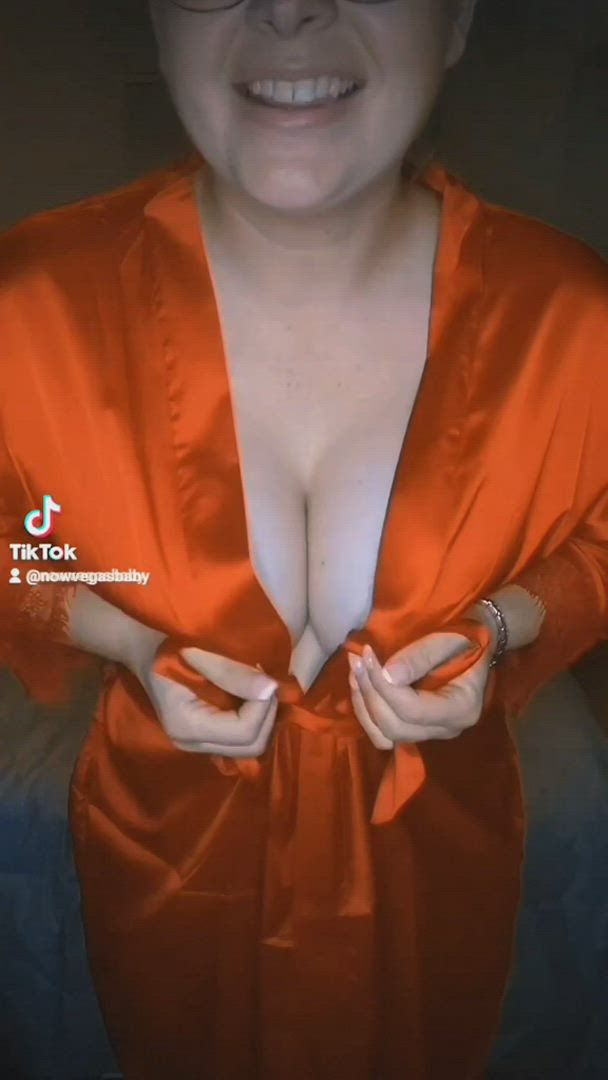 Aubrey Delaney <strong>@peachykeenaubrey</strong> in slow motion blue eyes big tits glasses tiktok boobs smile silk porn video