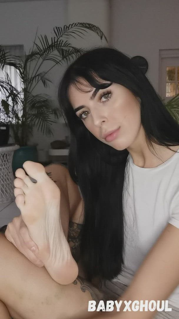 Baby Ghoul <strong>@babyxghoul</strong> in fetish licking sucking feet foot fetish toe sucking green eyes brunette tattoo cute toes porn video