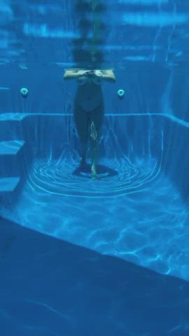 Baileybluebb <strong>@baileybluevip</strong> in swimming pool big tits naked porn video