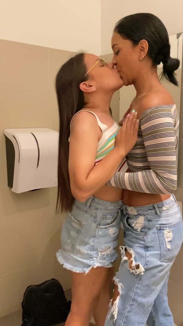 Bestie4ever <strong>@bestie4life</strong> in porn video