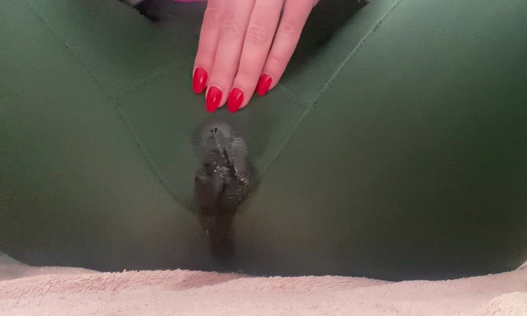 BigBlonde <strong>@vanessa.dutch</strong> in yoga pants peeing pussy porn video