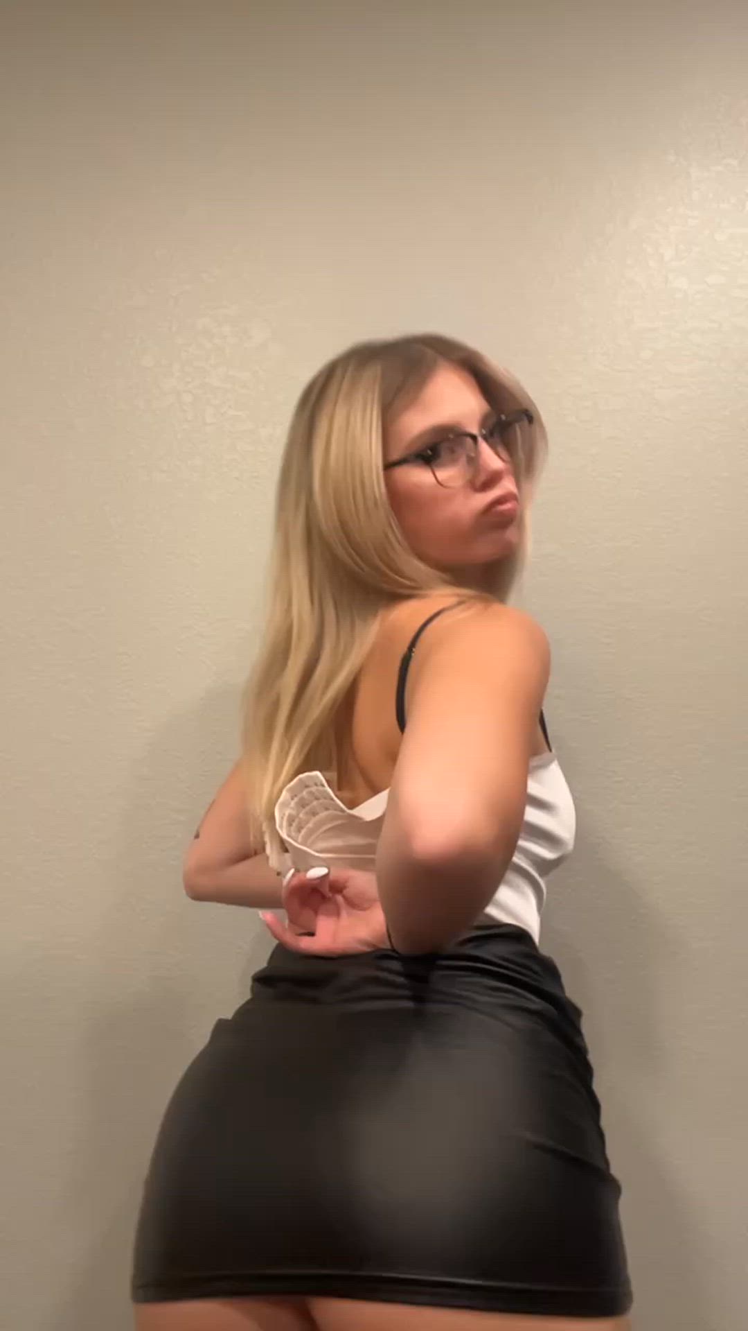 Brynnxbanks <strong>@brynnxbanks</strong> in porn video