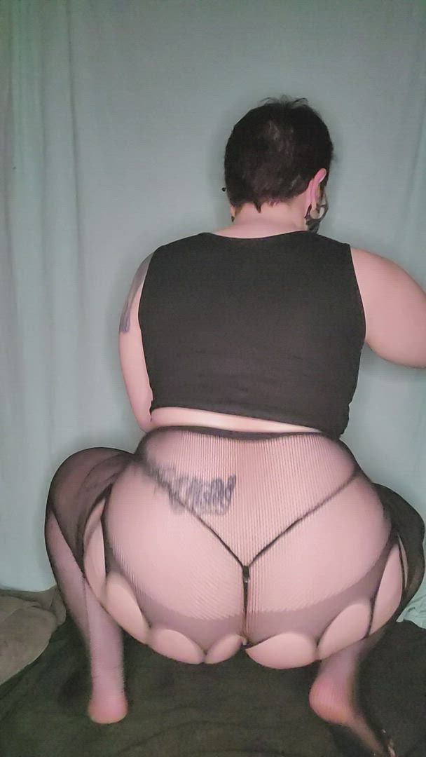 Chloecurves <strong>@chloecurveshotwife</strong> in onlyfans big ass fishnet porn video