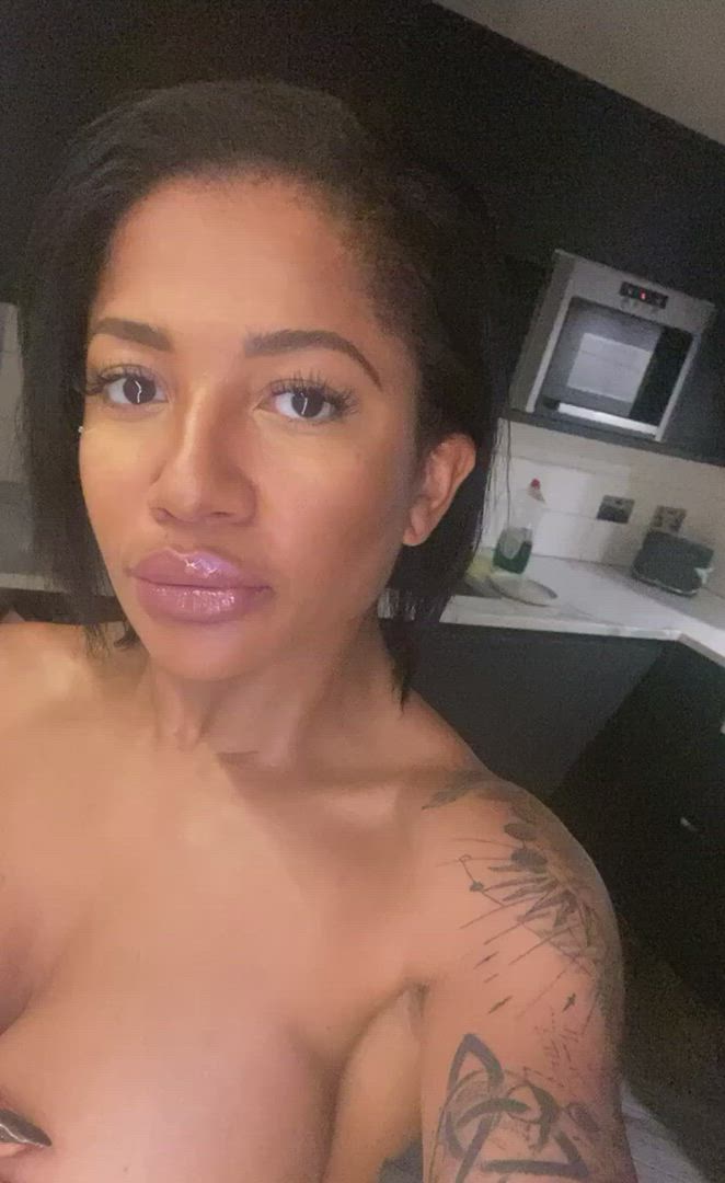 Ebony Fetish Queen <strong>@theebonyfetishqueen</strong> in big tits cleavage ebony porn video
