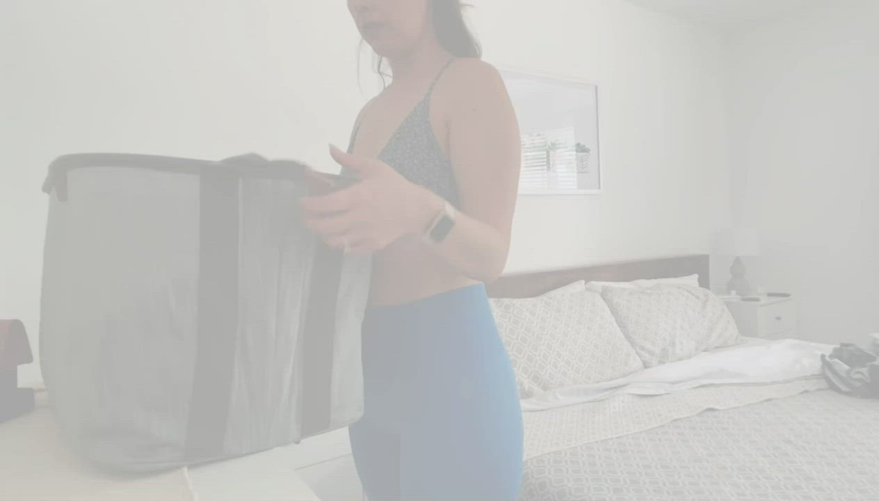 HelloMrsYogi <strong>@mrsyogi</strong> in yoga pants topless milf porn video