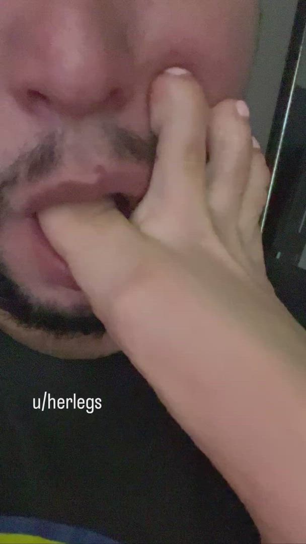 Her Legs <strong>@herlegss</strong> in foot worship licking feet porn video