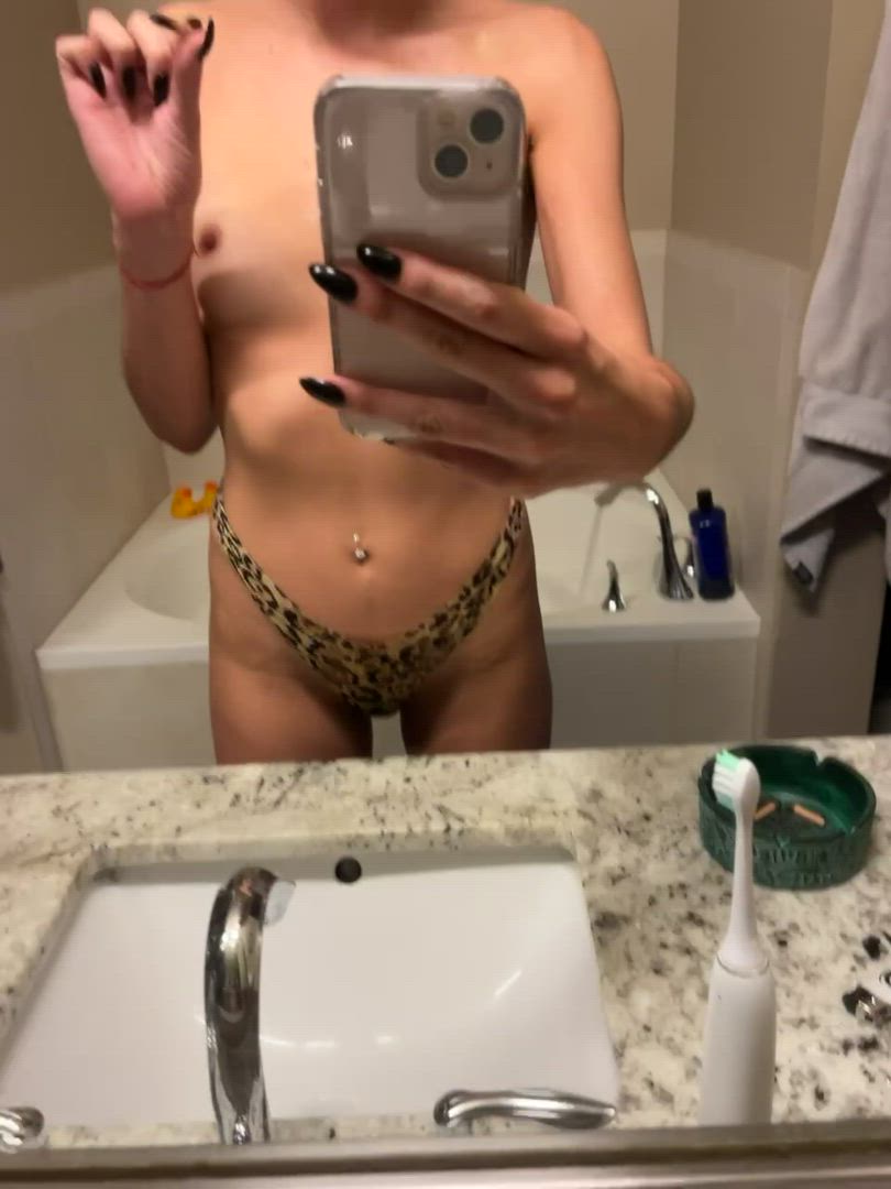 Her Legs <strong>@herlegss</strong> in r/titsworship selfie porn video