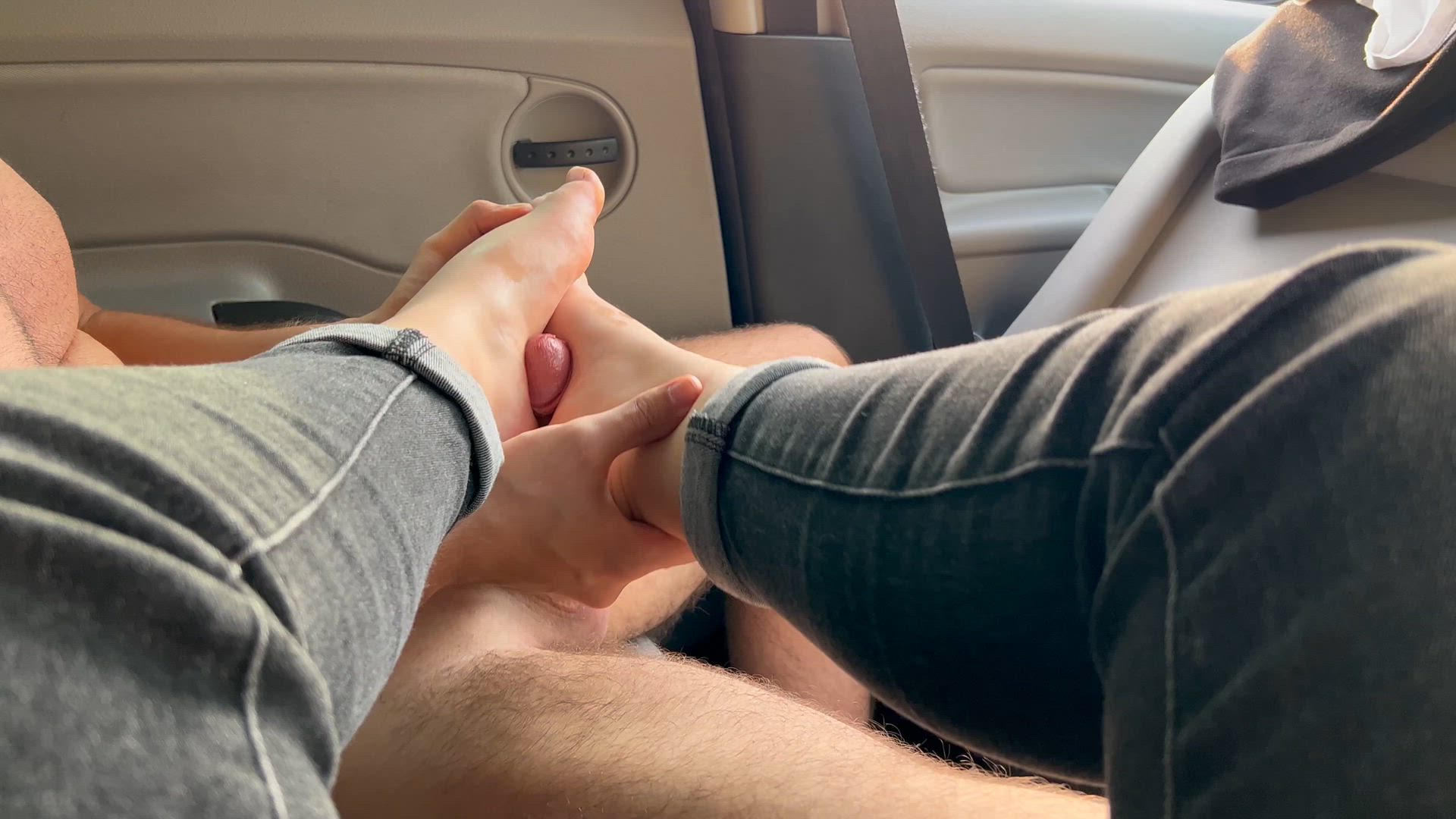 Iloveherlegs <strong>@i-love-her-feet</strong> in foot fetish amateur cumshot porn video