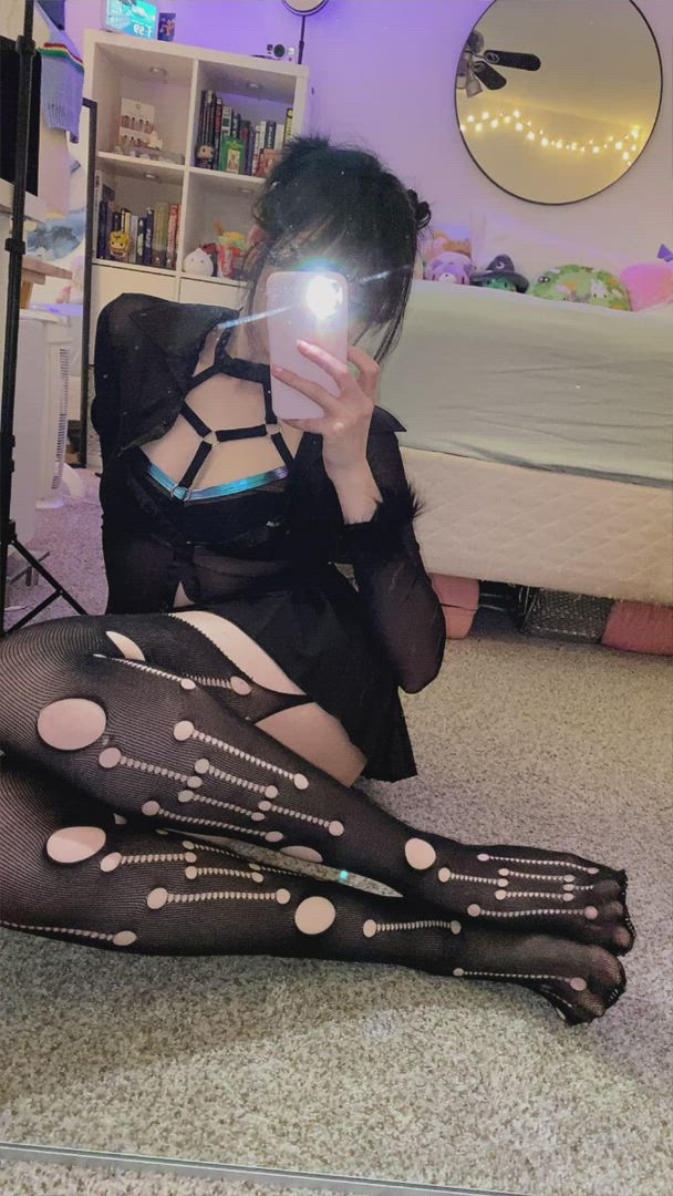 Jetgirl <strong>@jjetgirll</strong> in foot worship fetish feet foot fetish leggings fishnet goth legs toes alt porn video