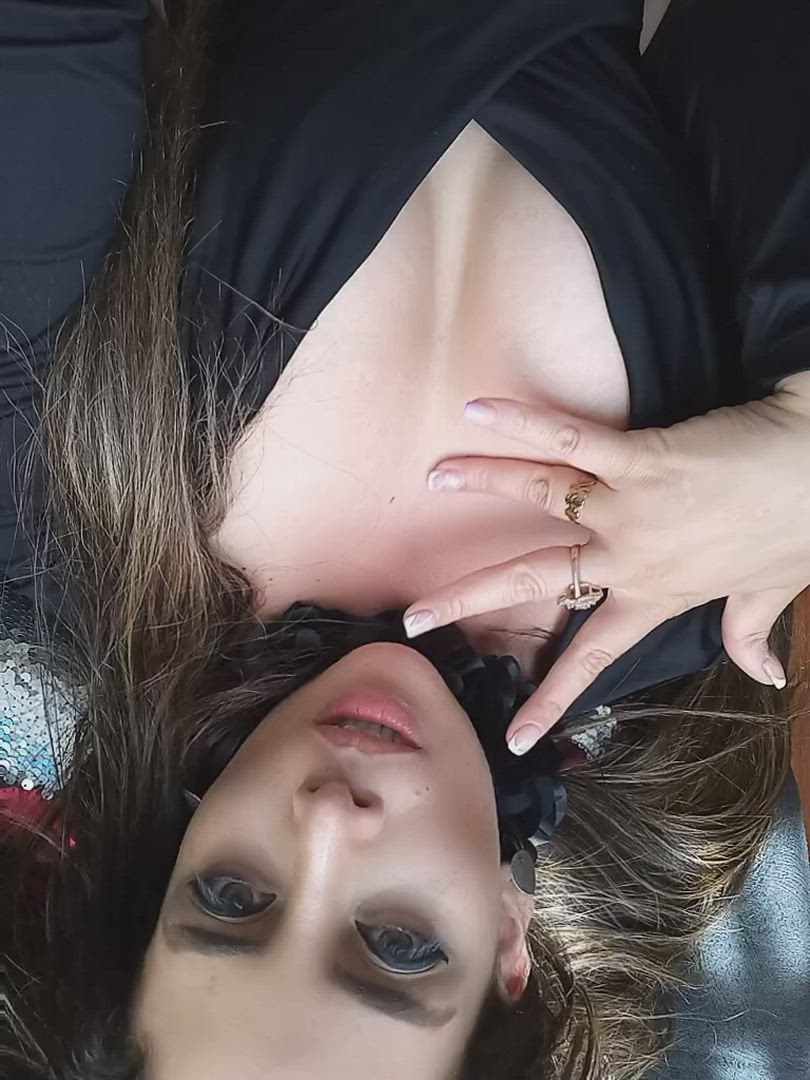 Jezzjezz <strong>@ella_adiction_sex</strong> in sexy gaming couple big tits topless selfie milf mom porn video