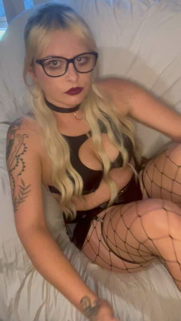 Kayveeautumn <strong>@kayveeautumn</strong> in big ass fishnet feet porn video