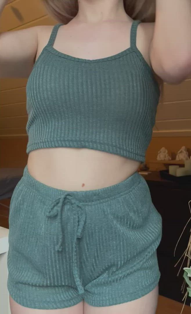 Leslyfeet <strong>@feetlesly</strong> in bubble butt cute ass porn video