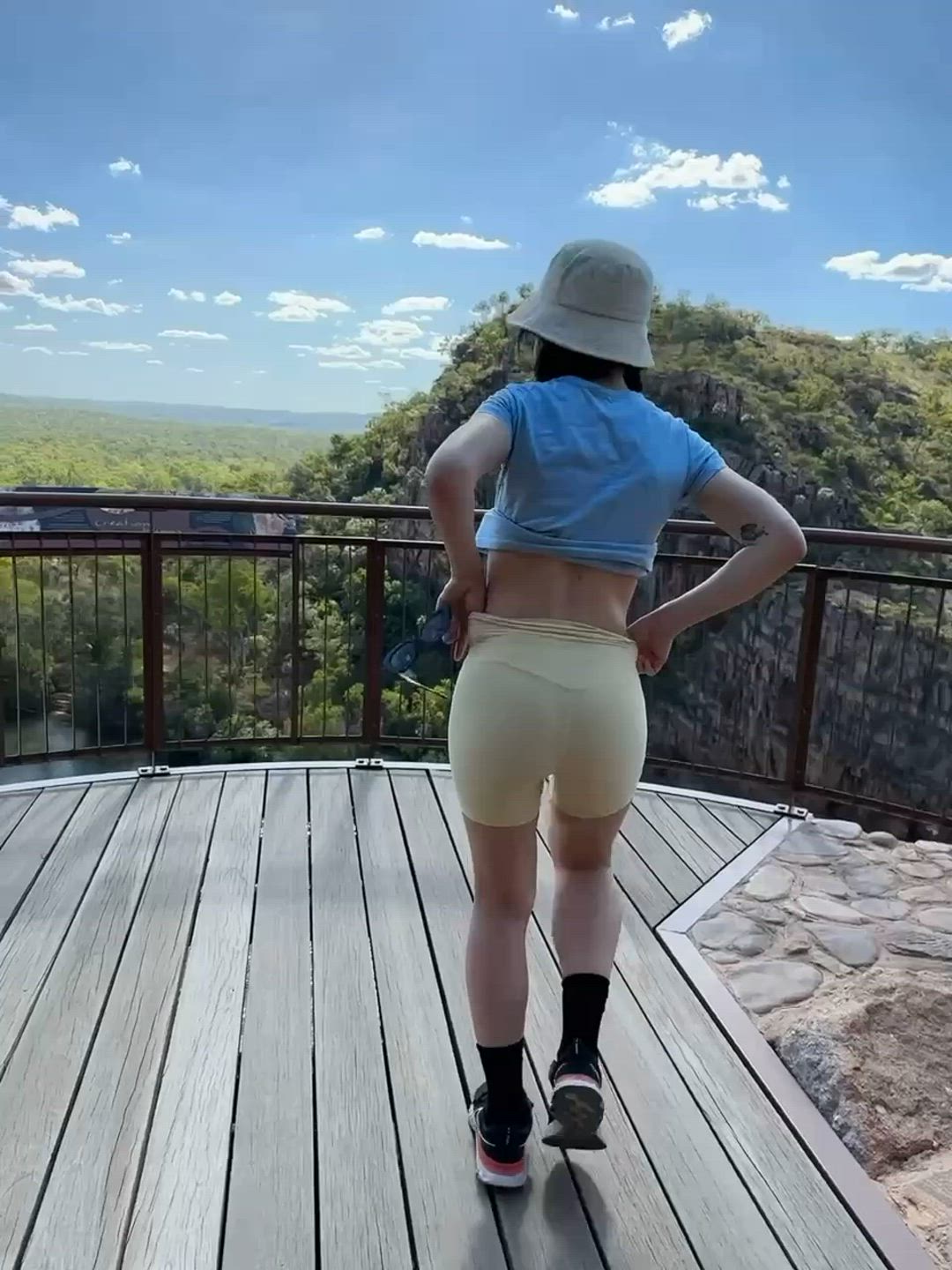 Lunalovekiss <strong>@lunalovekiss</strong> in r/caughtpublic flashing outdoor porn video