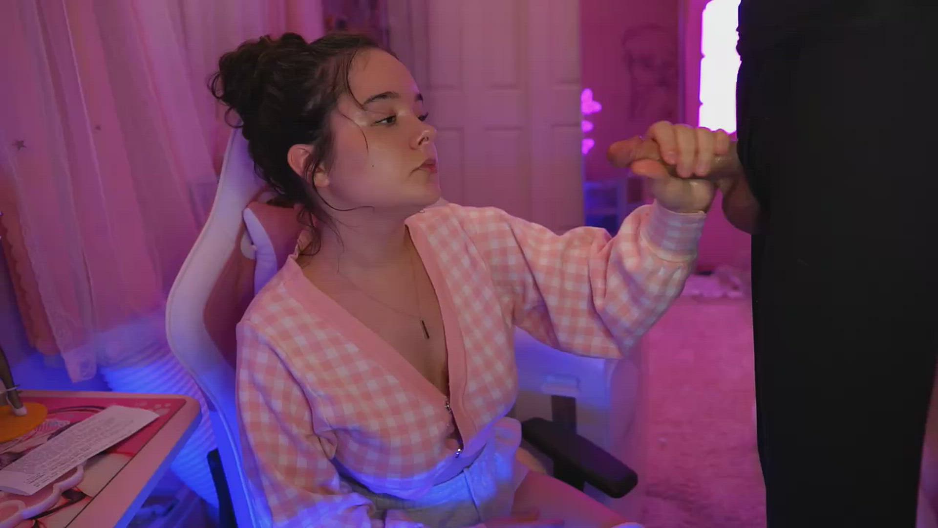 Mawt <strong>@mawtszn</strong> in 21 years old gamer girl handjob oiled porn video