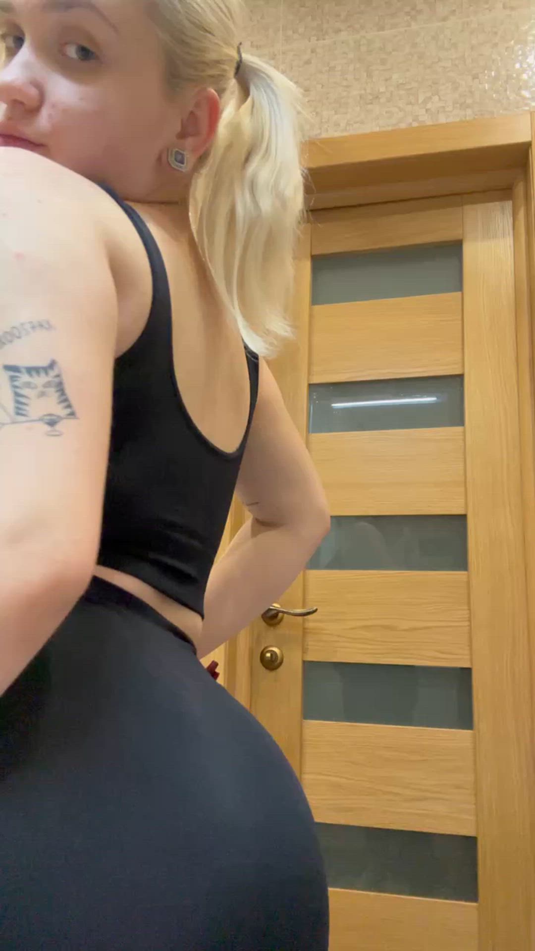 Miawhiteee <strong>@miawhiteee</strong> in 19 years old leggings onlyfans big ass cute porn video