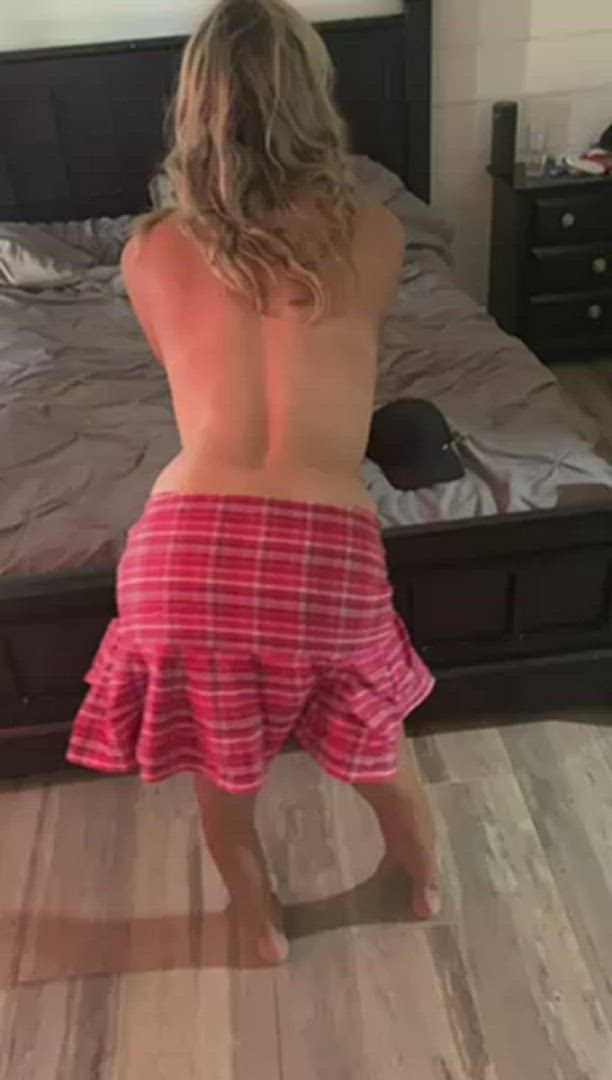 MILF-alicious <strong>@nextdoorhailey</strong> in porn video