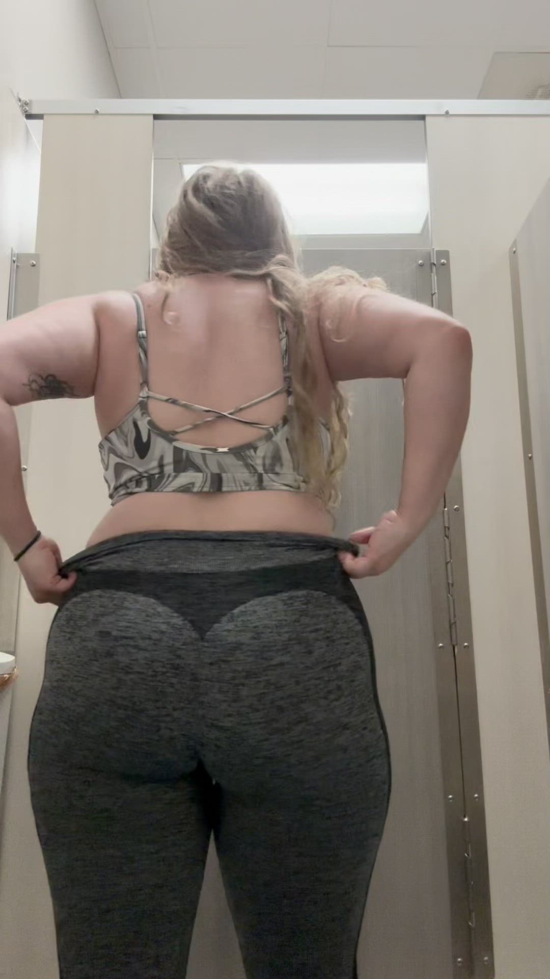 ⭐missivyandrews⭐ <strong>@missivyandrews</strong> in big spread tight ass r/caughtpublic butt plug hotwife porn video