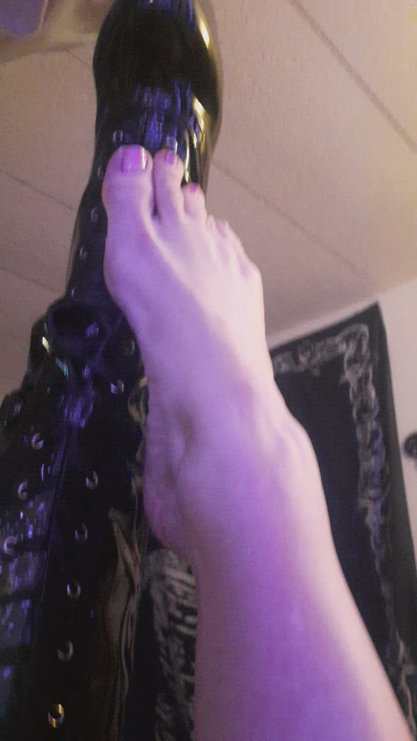 Nikiana Foxx <strong>@goddessnikiana</strong> in high heels boots legs porn video