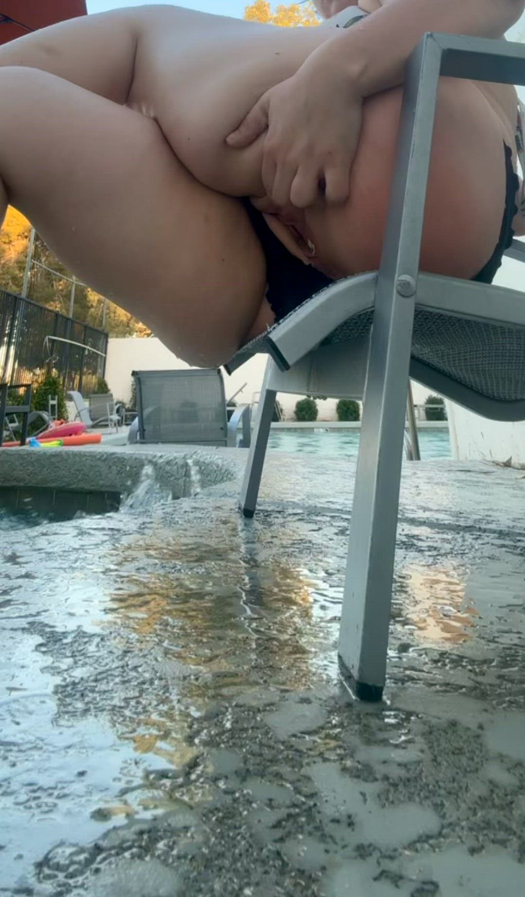 BarbieReigns <strong>@barbiereigns</strong> in swimming pool public squirt porn video