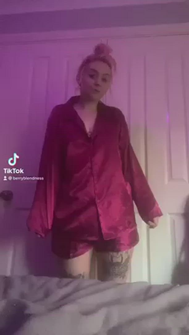 Berryblenddaisies <strong>@berryblenddaisies</strong> in eye contact white girl onlyfans amateur cute goth porn video