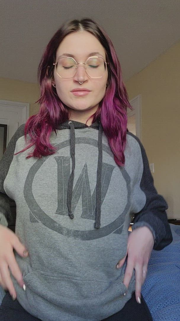 Daphnexus <strong>@daphnexus</strong> in nipple piercing gamer girl flashing glasses nerd alt porn video