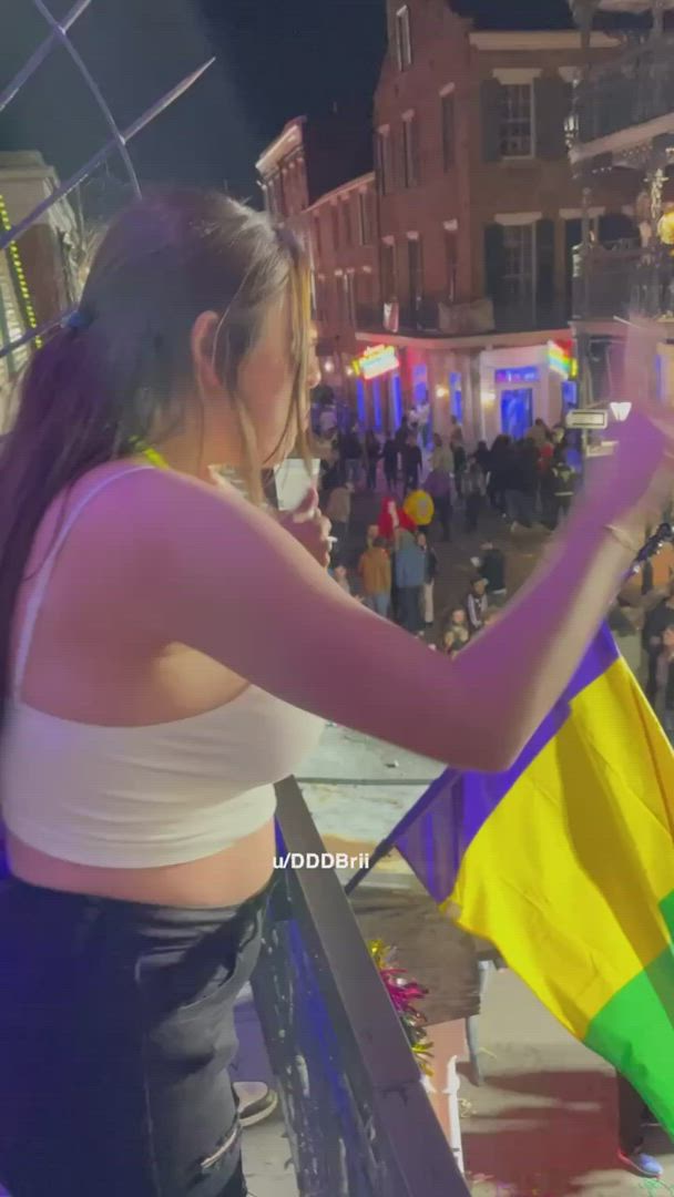  <strong>@dddbrii</strong> in r/caughtpublic mardi gras big tits flashing onlyfans boobs teen porn video