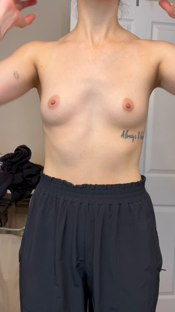DinoChickyNugs <strong>@dinochickynugs</strong> in natural tits amateur boobs porn video