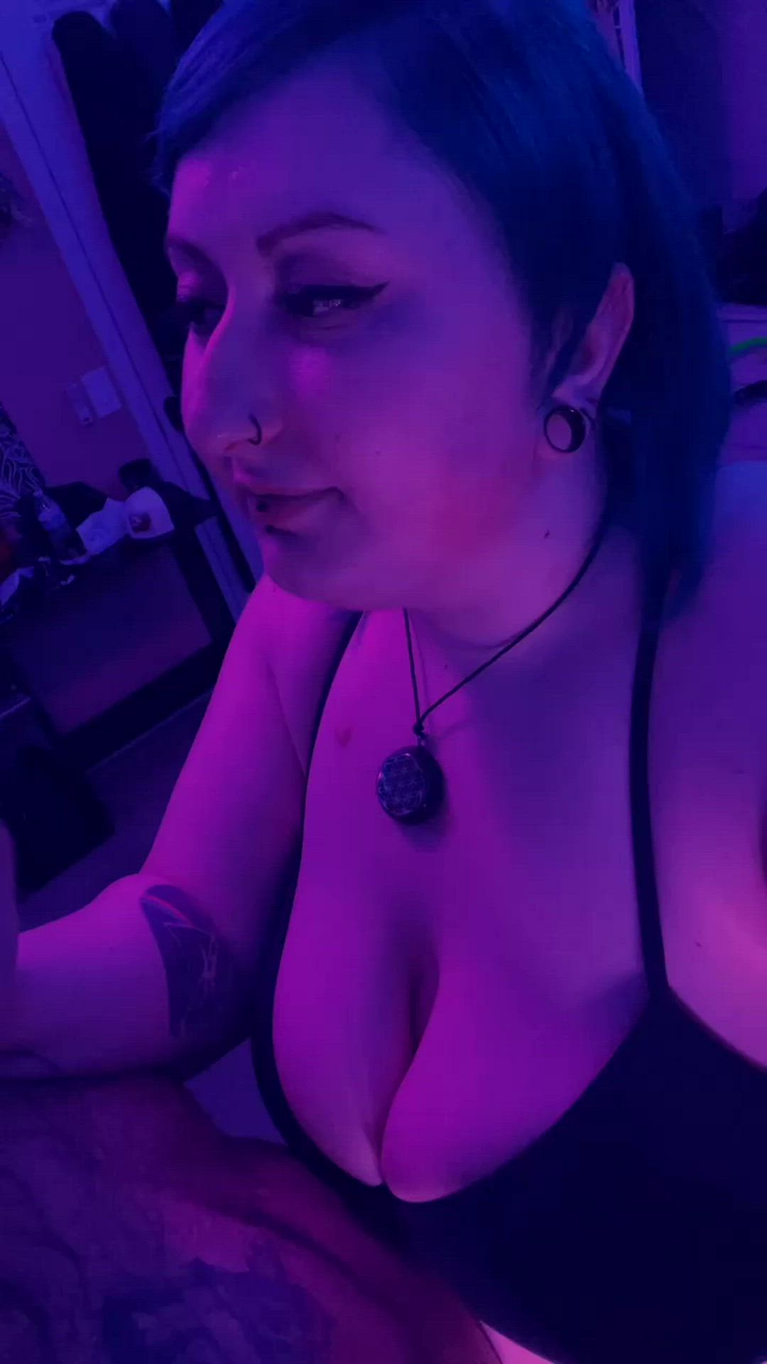 Domisbomb <strong>@domisbomb</strong> in fetish tongue long tongue real couple girlfriend boyfriend kissing pierced curvy bbw porn video