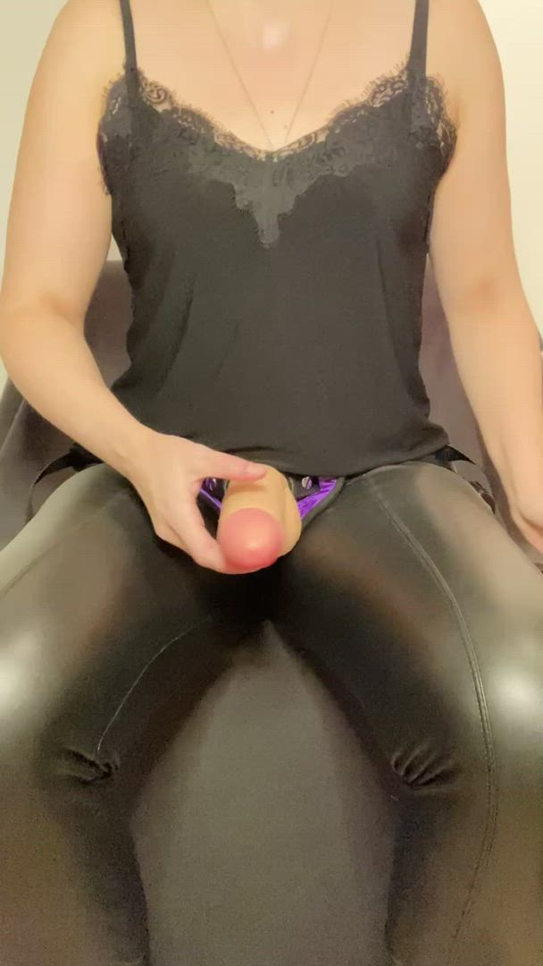 Dommequeenheather <strong>@dommequeenheather</strong> in domination strap on dildo porn video