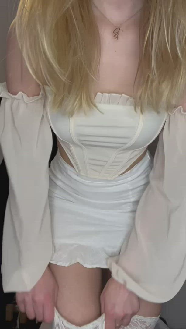 Elainedavis <strong>@elainedavis</strong> in dressing room white girl glasses cute porn video