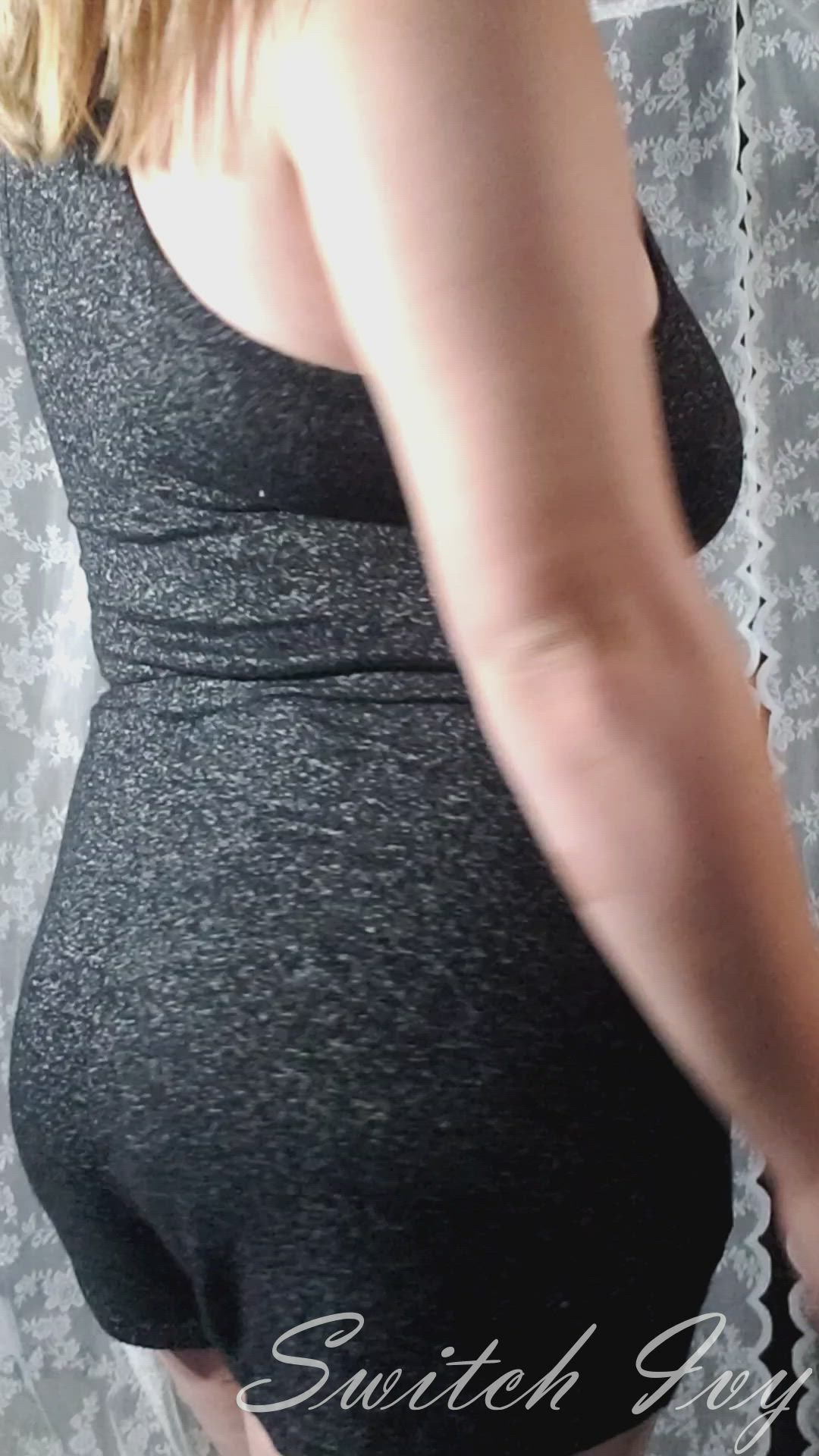 EllieandIvy <strong>@switchivy</strong> in big phat ass flashing amateur porn video