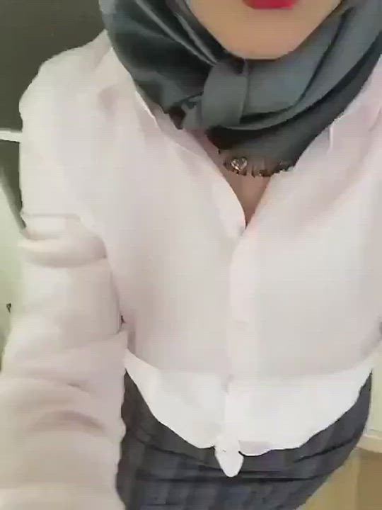 Hijabihoe <strong>@hijabihoe</strong> in big natural tits cleavage bra porn video