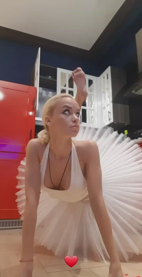 Juleeya69 <strong>@juleeya69</strong> in legs up dancing fansly porn video