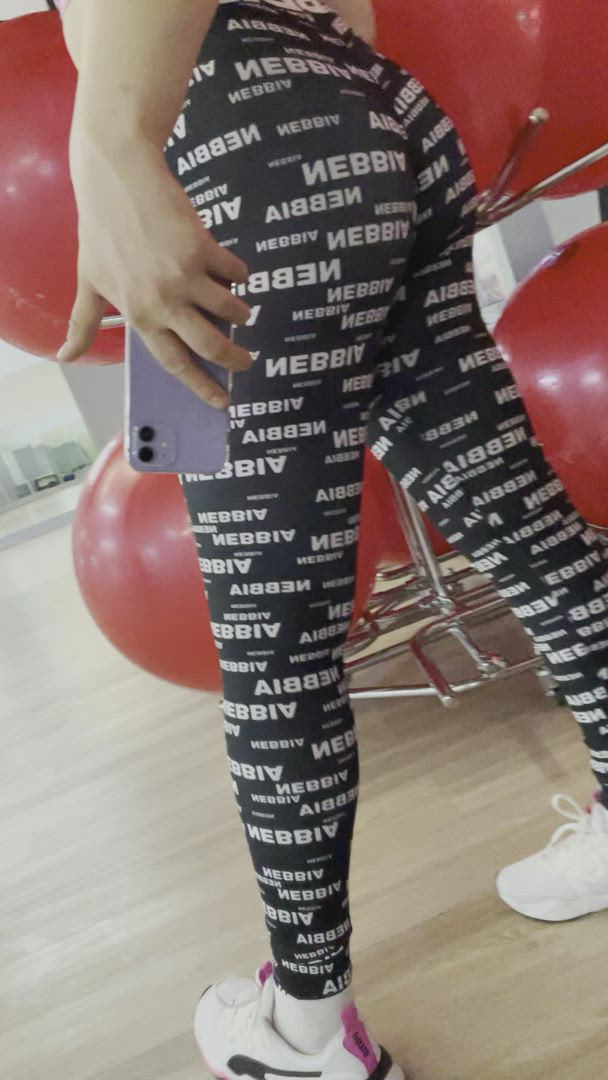Katenicepops <strong>@katenicepops</strong> in big ass public gym porn video