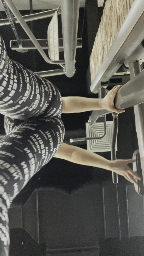 Katenicepops <strong>@katenicepops</strong> in big ass public gym porn video