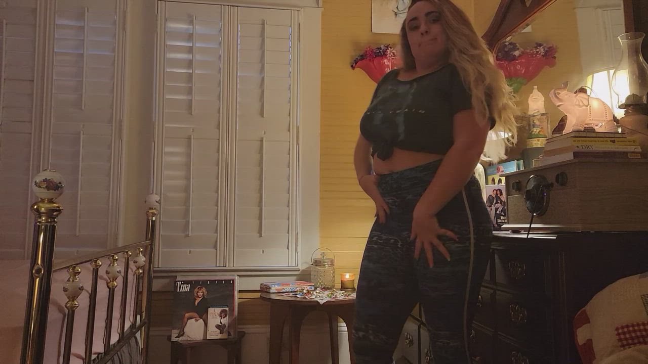 KylaBloomCurves <strong>@kylabloomcurves</strong> in big clapping ass chubby pawg porn video