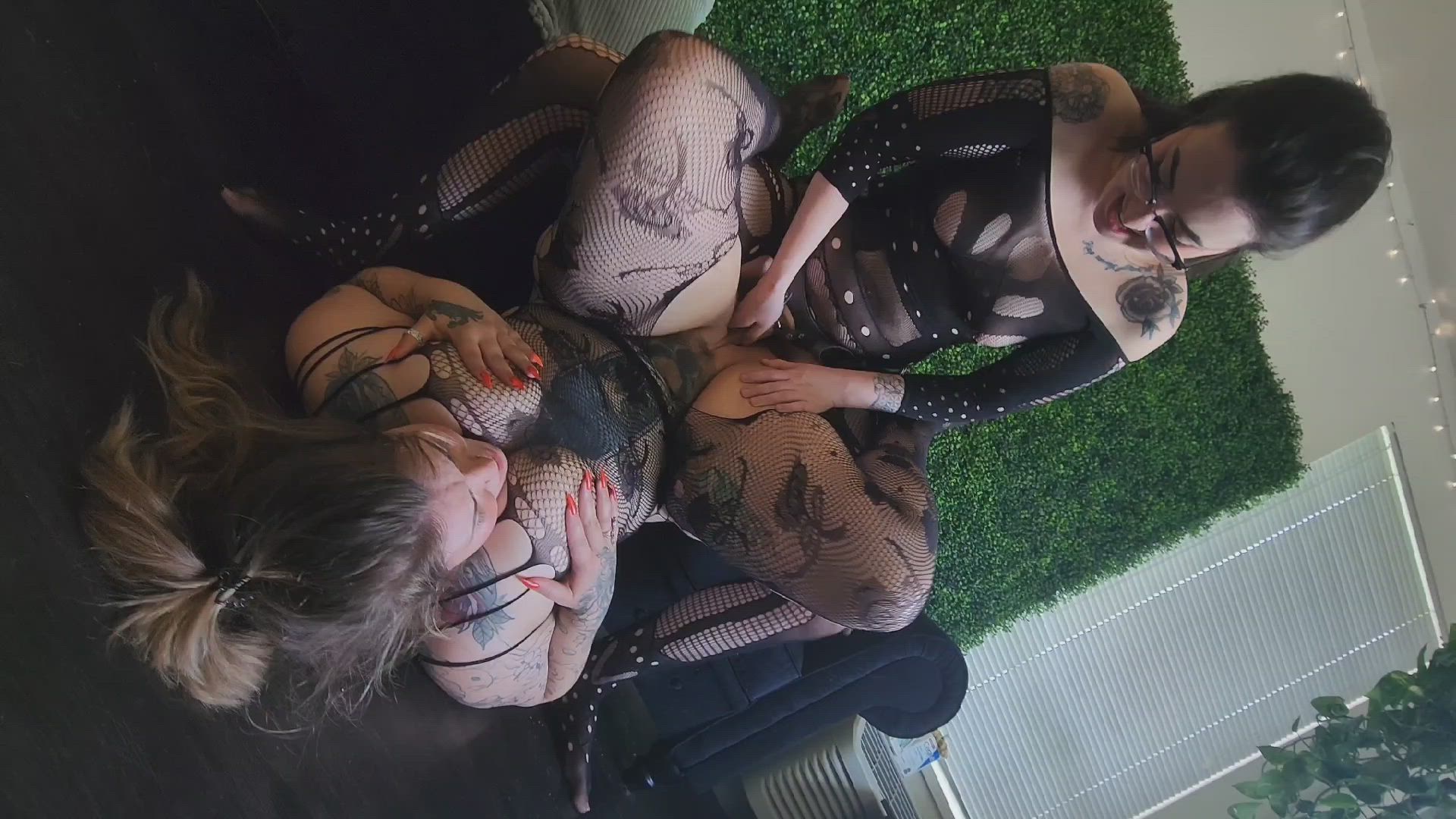Svnflowerqueen <strong>@svnflowerqueen</strong> in squirting strap on lesbians porn video