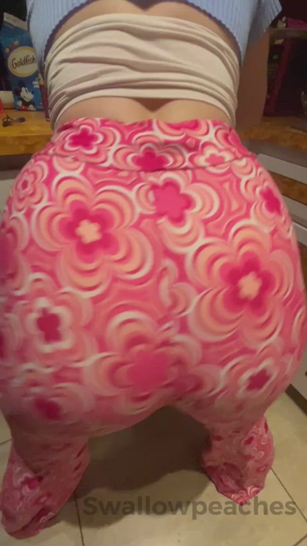 Swallowpeaches <strong>@swallowpeaches</strong> in big ass amateur booty porn video