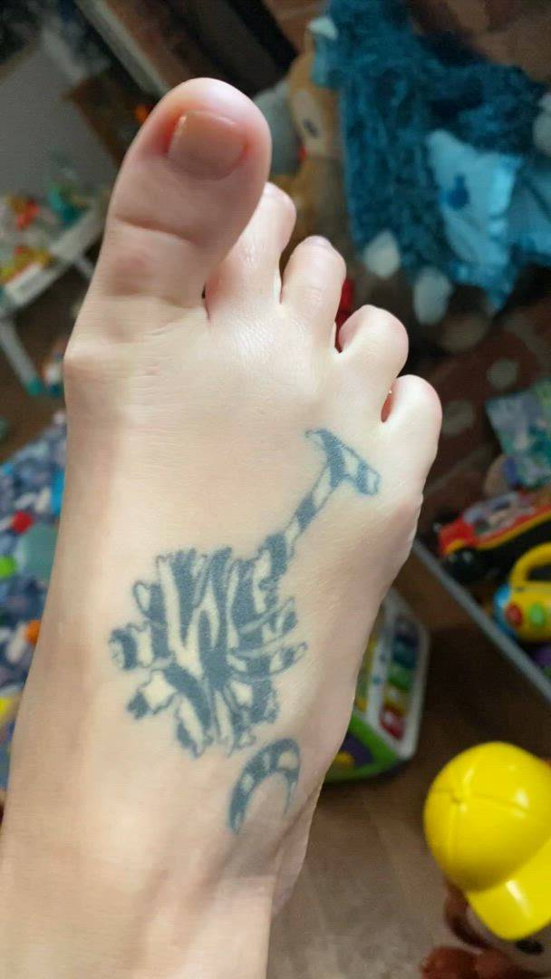 Palmettotoes <strong>@palmetto-toes</strong> in fetish feet brunette amateur porn video