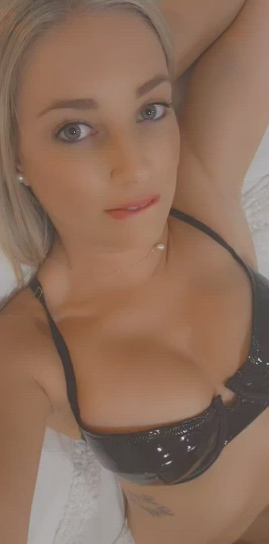 Petite Aussie MILF <strong>@ellymaebaker</strong> in porn video