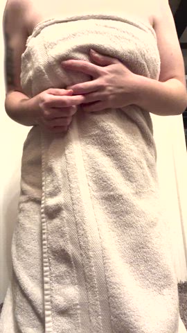 Quin <strong>@quinacridone</strong> in ghost nipples shaved pussy big tits petite boobs towel cute porn video