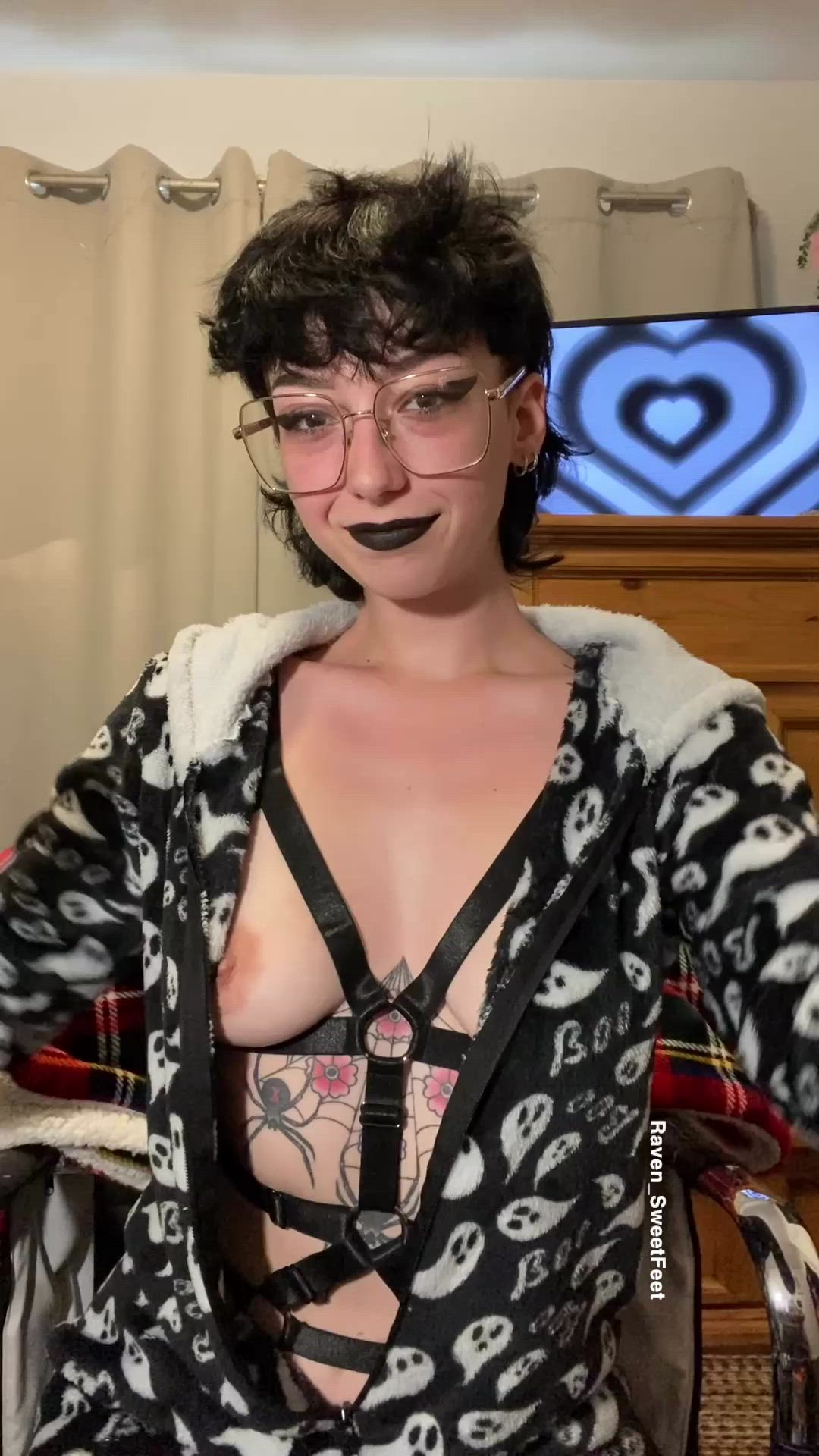 Ravensweetfeet <strong>@raven_sweetfeet</strong> in short hair small tits halloween glasses goth emo porn video
