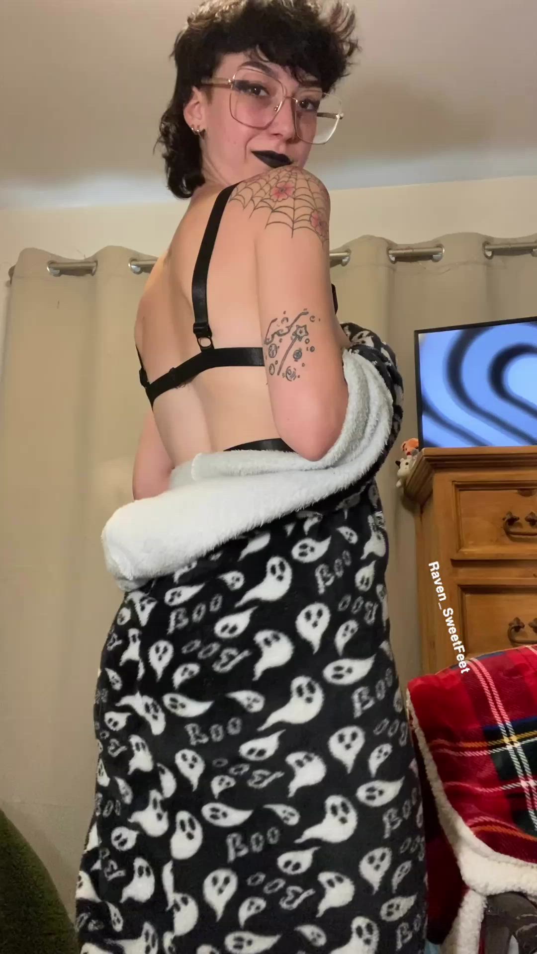 Ravensweetfeet <strong>@raven_sweetfeet</strong> in short hair booty emo porn video