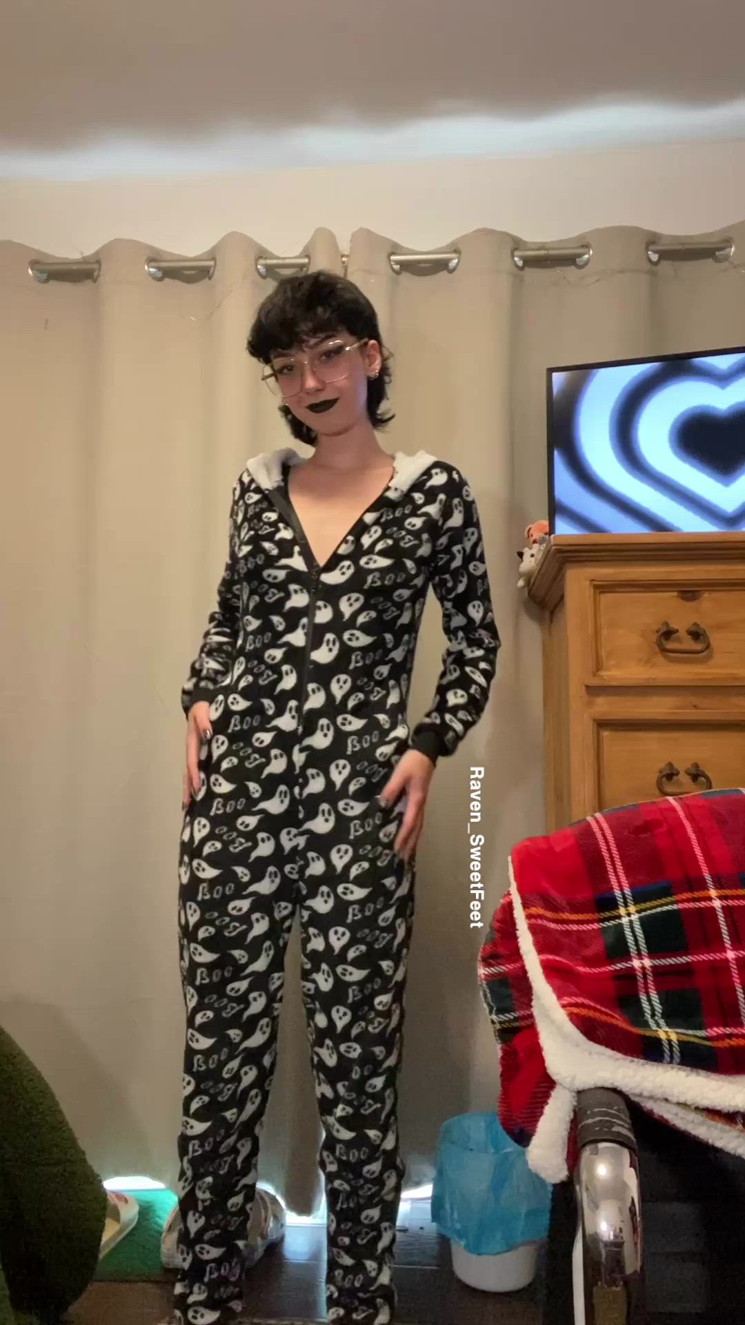 Ravensweetfeet <strong>@raven_sweetfeet</strong> in short hair glasses emo porn video