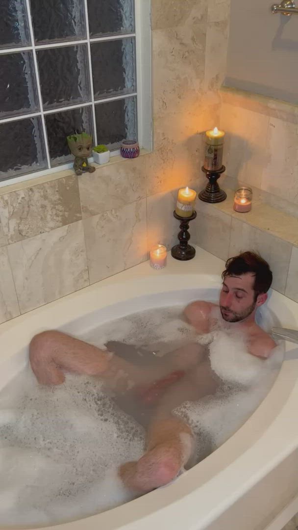 Roolawnmaster <strong>@andrewsadvntur</strong> in big dick bathtub daddy porn video