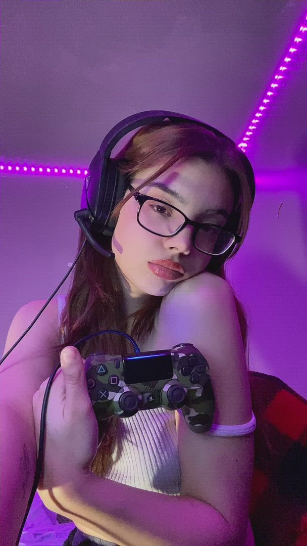 Sativamiss <strong>@miss-sativa</strong> in gamer girl small tits onlyfans petite teens cute porn video