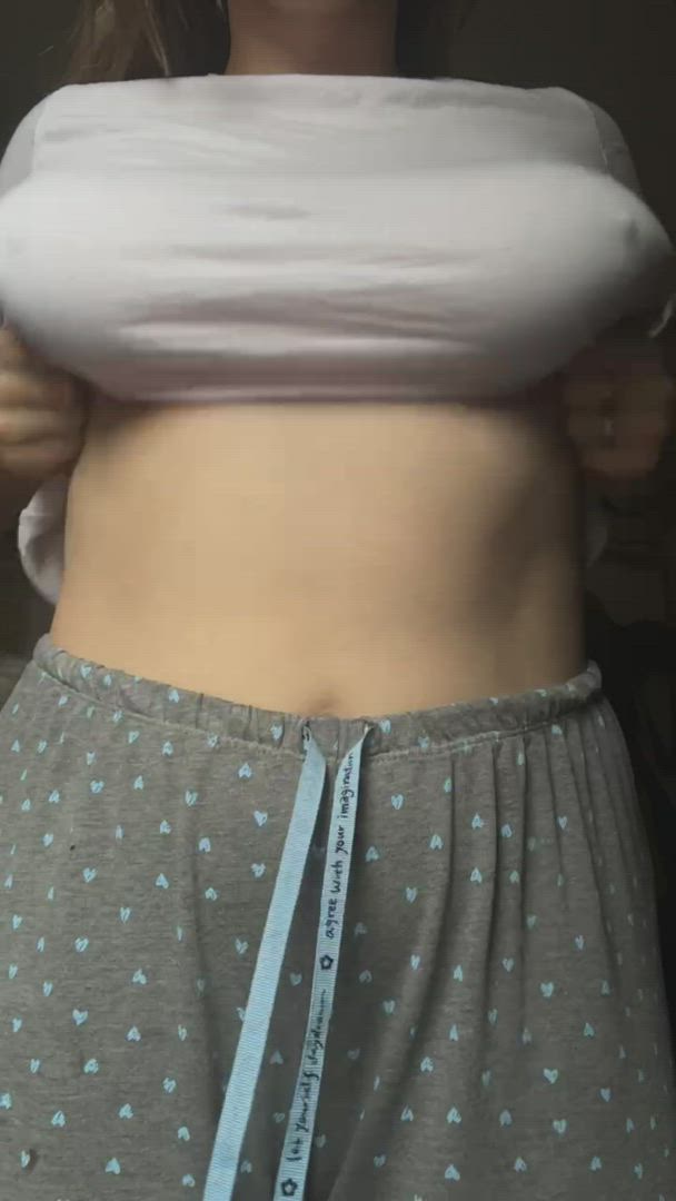 Scarlettfox <strong>@fox_scarlett</strong> in titty drop big tits flashing boobs porn video
