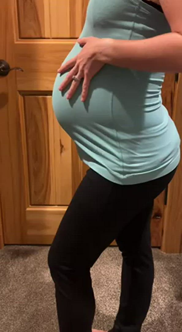 Thelittlenurse <strong>@thevipnurse</strong> in yoga pants pregnant ass porn video