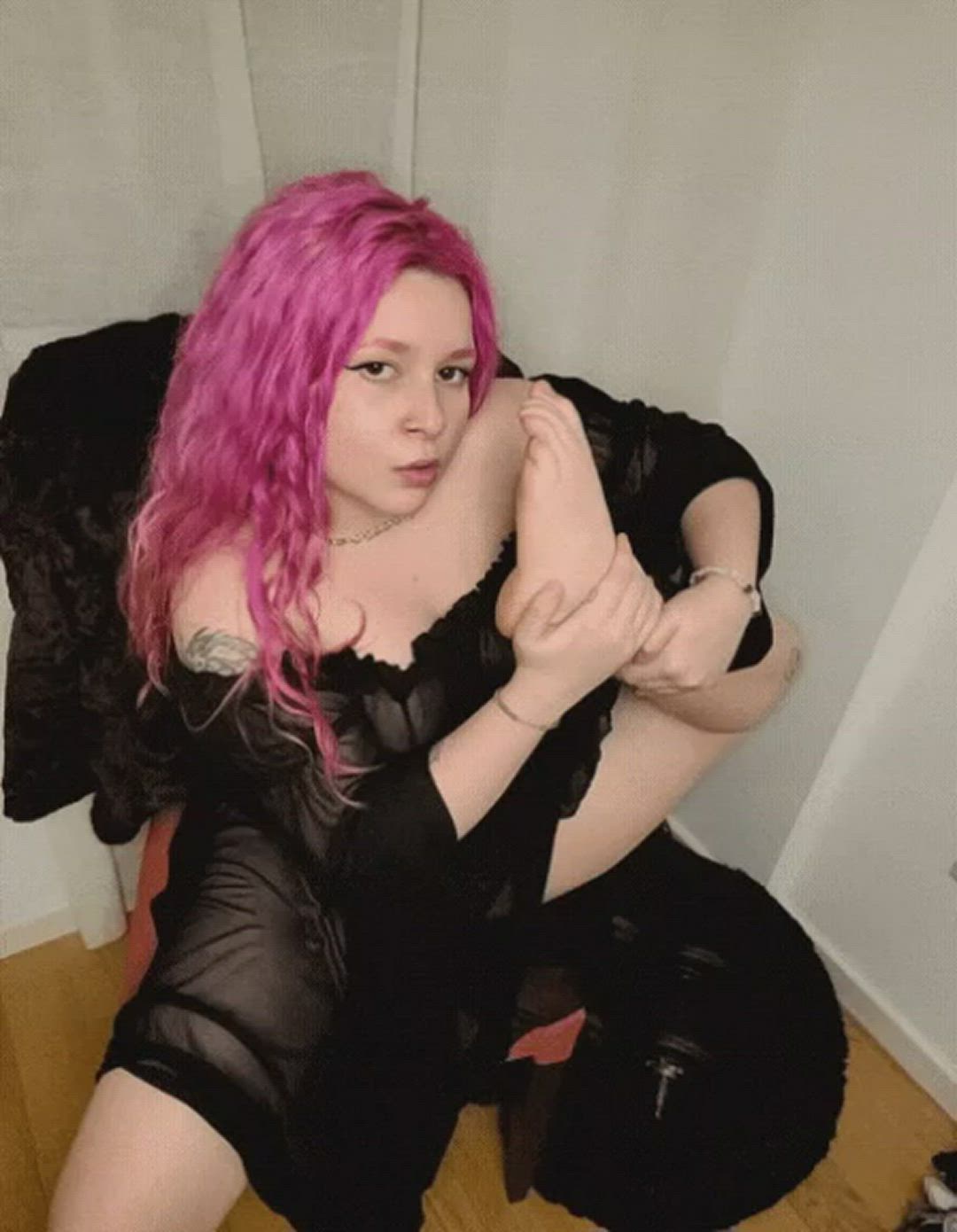 Xmistresslilithx <strong>@xmistresslilithx</strong> in fetish licking worship foot licking sucking feet porn video